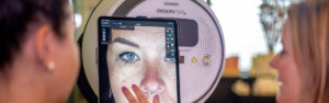 De OBSERV 520X is een huidanalyse apparaat dat met hele scherpe foto’s de huid in beeld brengt.